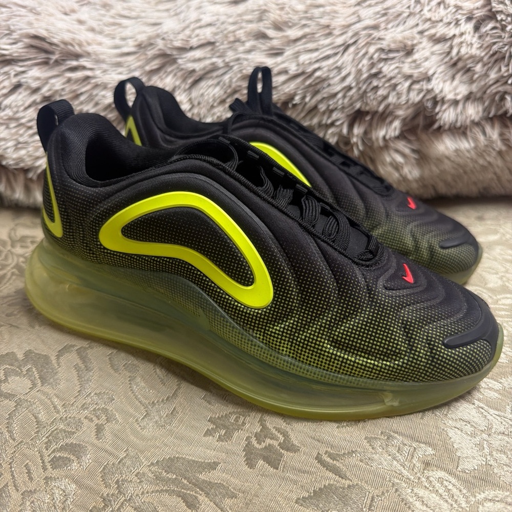 Nike  Air Max 720 Running Shoes (GS) Black Volt  Sneakers 6Y or 7.5 woman
